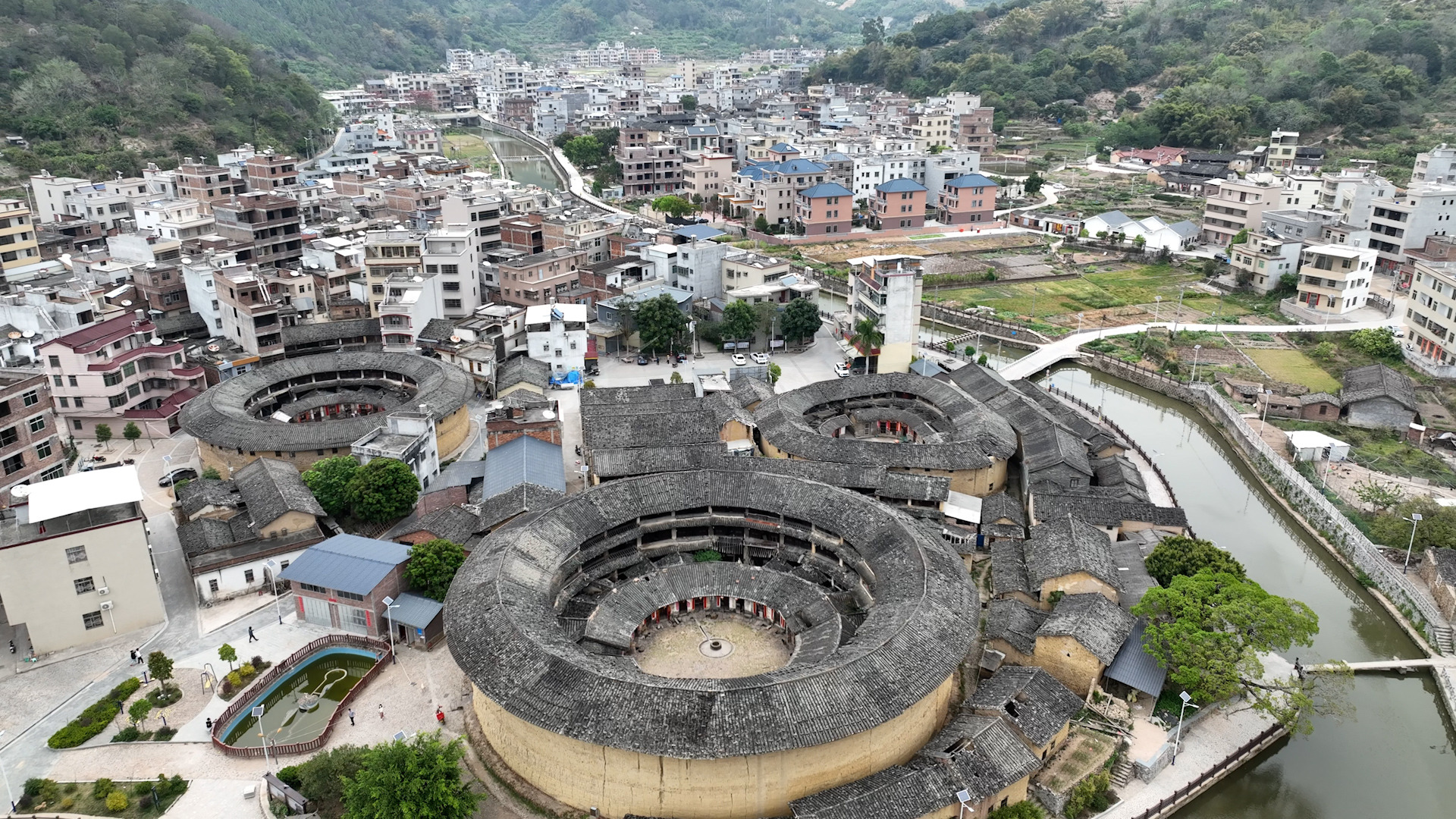 福建永定土楼群。