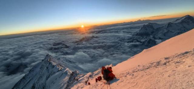 2024年5月21日，华大登山队在距离珠峰顶几十米处看到的日出