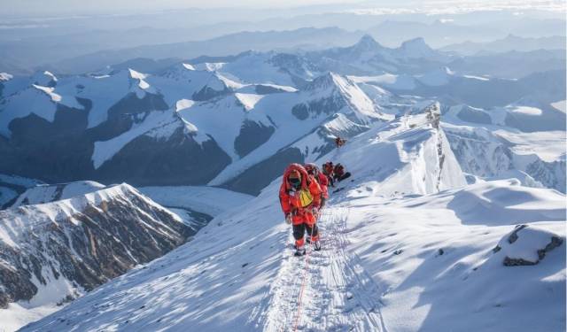 2024年5月21日，华大登山队在珠峰冲顶途中。