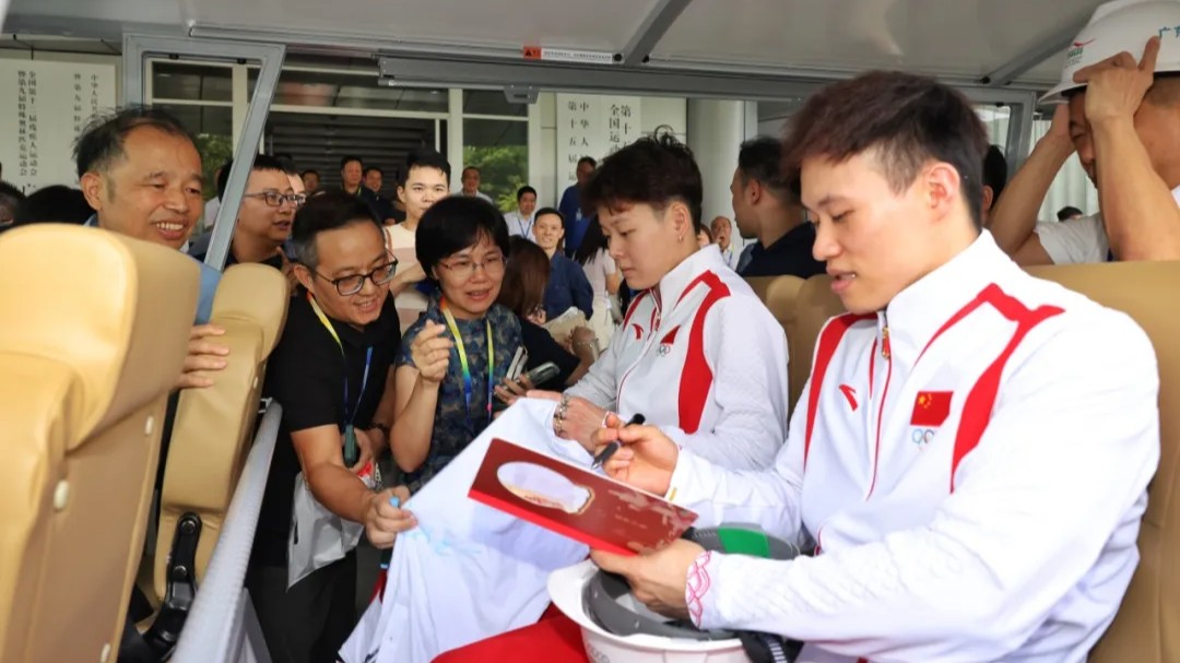 谢思埸陈艺文现身奥体中心跳水馆，参观十五运会场馆改建现场