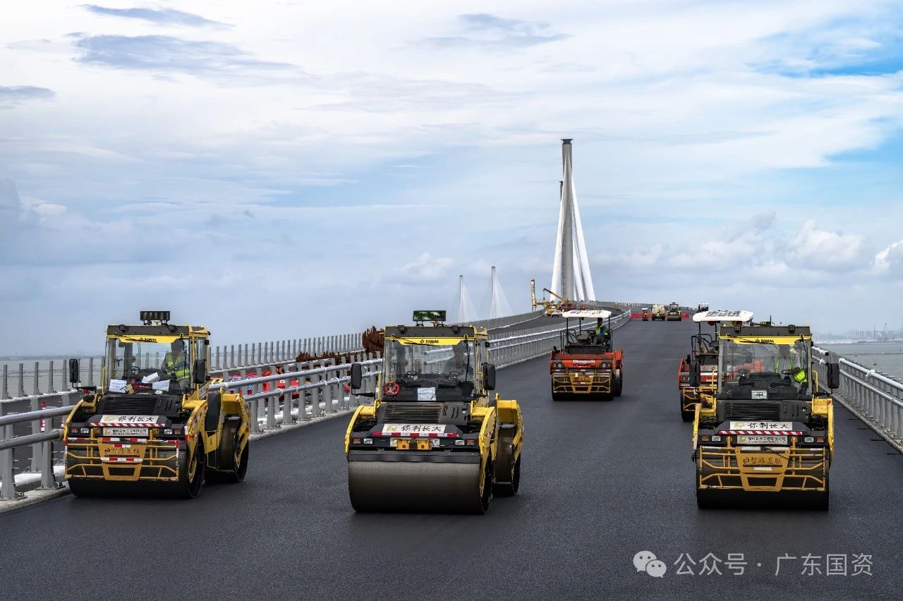 ▲黄茅海跨海通道桥面铺装现场