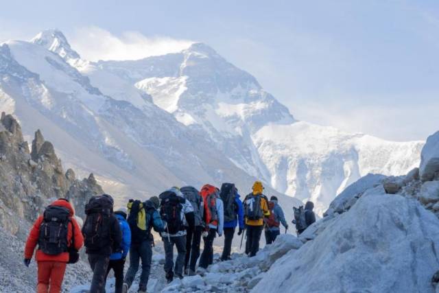 2024年5月16日，华大登山队前往海拔5800米的珠峰前进营地。