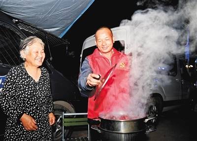 处井村志愿者夜访房车营地，指导制作当地特色美食。