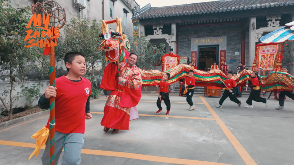 Celebrating Spring Festival with dragon and phoenix dances