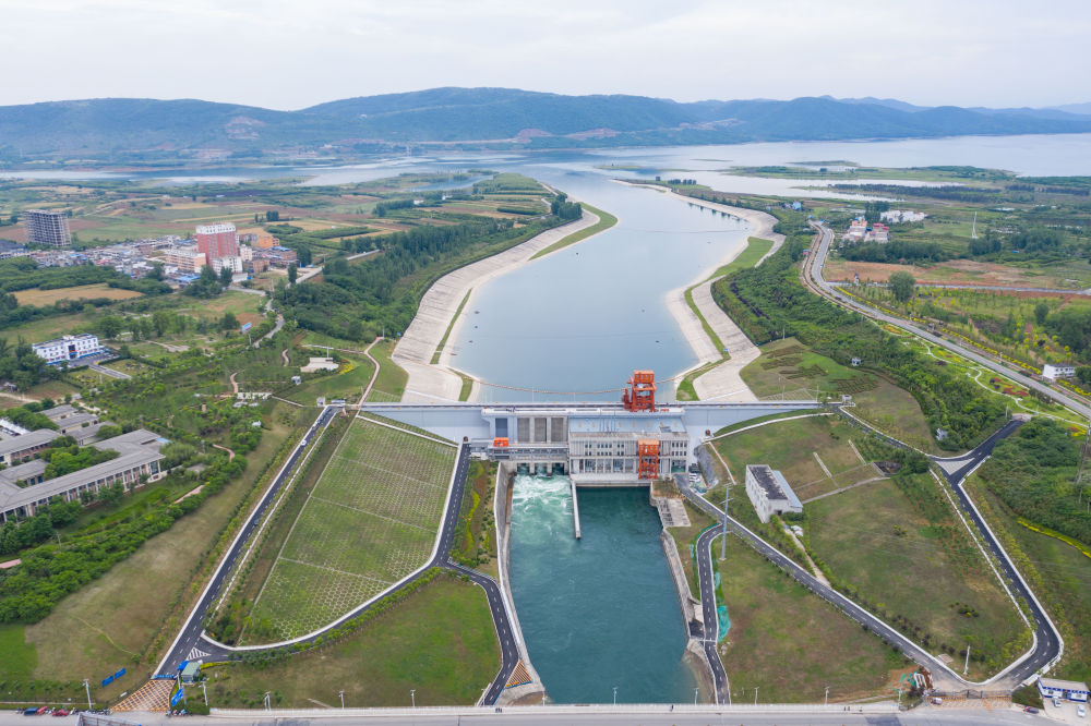 这是2021年5月20日在河南省南阳市淅川县拍摄的南水北调中线工程陶岔渠首（无人机照片）。新华社记者 才扬 摄