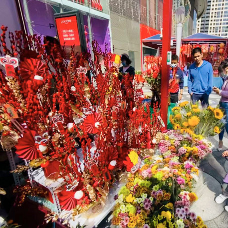 Online and offline flower markets are being held in Guangzhou