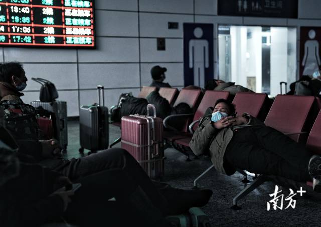 1月17日凌晨，旅客在广州火车站内候车。 南方+ 石磊 拍摄