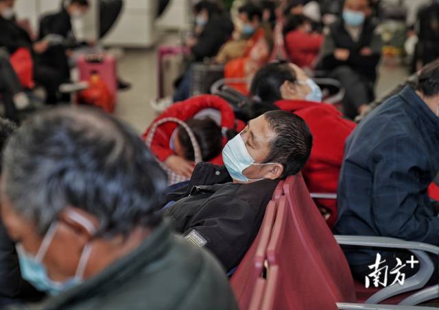 1月17日凌晨，旅客在广州火车站内候车。  南方+ 石磊 拍摄