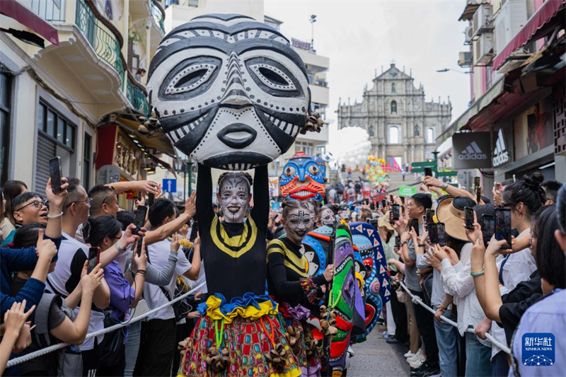 Macau comemora retorno à pátria com desfile internacional