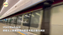 现场直击|逾百名香港市民抢头班车抵落马洲口岸,有旅客兴奋期待与妻重聚 现场直击|逾百名香港市民抢头班车抵落马洲口岸,有旅客兴奋期待与妻重聚
