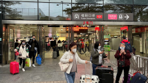 直击香港通关|福田口岸通关仅需20分钟,香港居民计划前往北京看升旗仪式 直击香港通关|福田口岸通关仅需20分钟,香港居民计划前往北京看升旗仪式