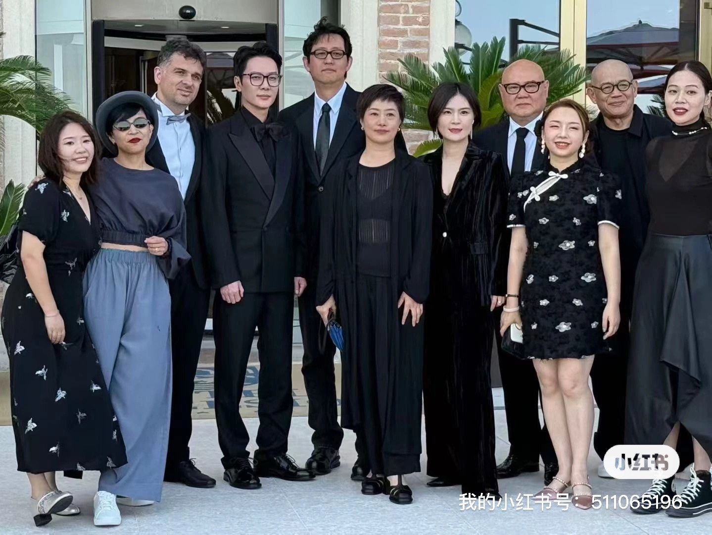 《日掛中天》幕后主创在威尼斯电影节上的合影。