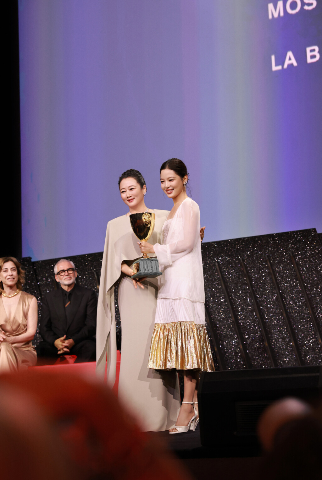赵涛为辛芷蕾颁发象征威尼斯电影节最佳女演员奖的“沃尔皮杯”。