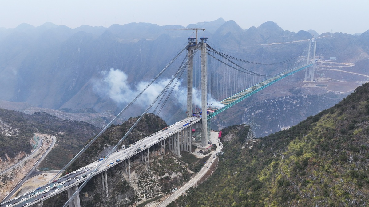 World's tallest bridge in Guizhou province one step closer to opening