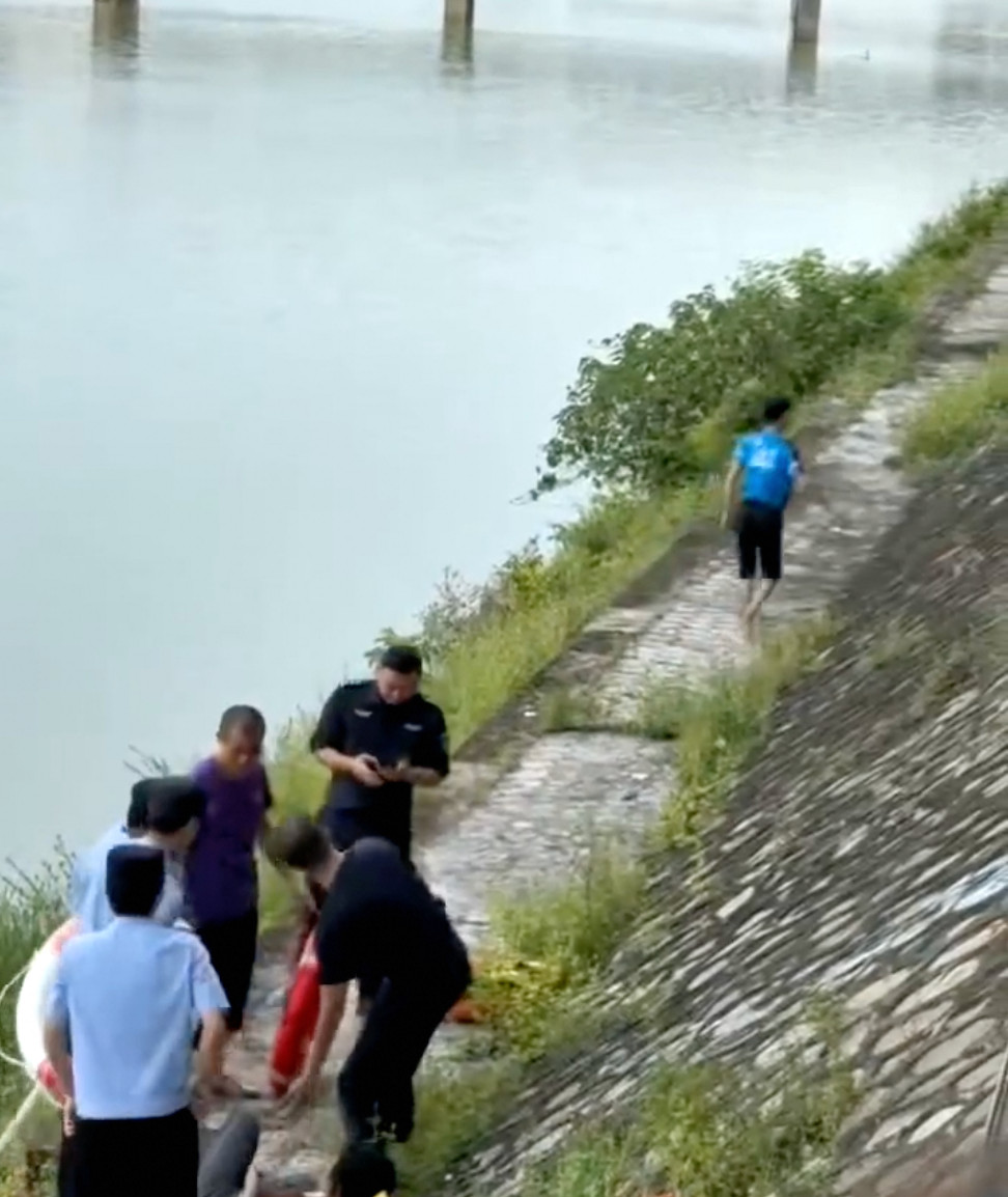 (图说:救人后吕炜权没有留下任何信息,摆摆手就转身离开,接着送外卖。)