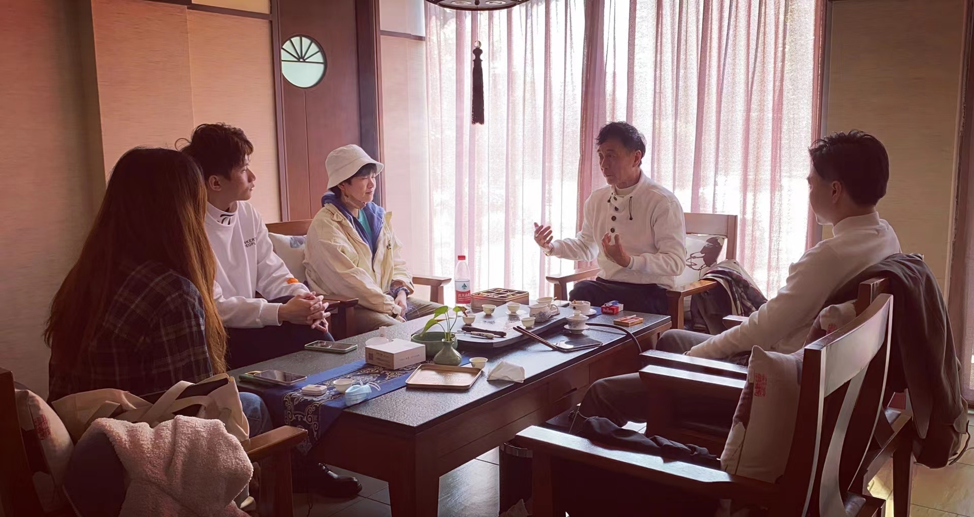 青年编剧们和赵曙光讨论