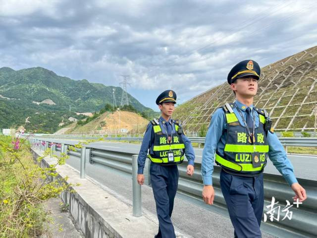 路政员巡查作业。