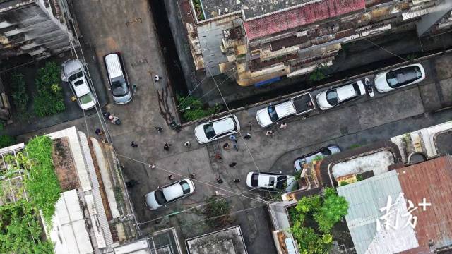 目前，建业街41号居民楼三楼以上31户83人全部安全转移安置。