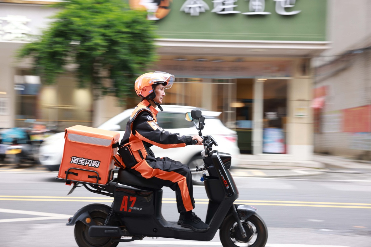 (图说:吕炜权说,现在送外卖,会被很多高州人认出来。)