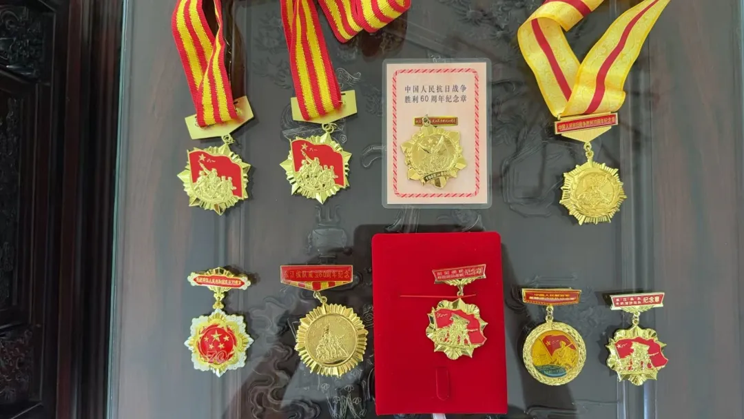 凌玉娣获得的纪念章