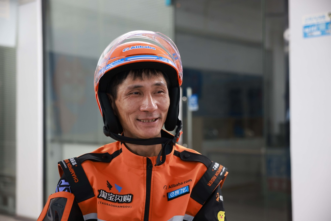 (图说:广东城市骑士吕炜权10多米高桥跳水救人,获淘宝闪购“橙意计划”全国首个奖励。)