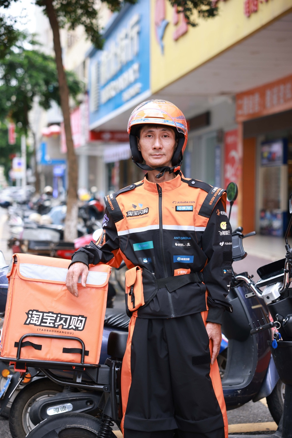 (图说:8月19日,吕炜权收到了淘宝闪购全国首套荣誉骑士制服。)