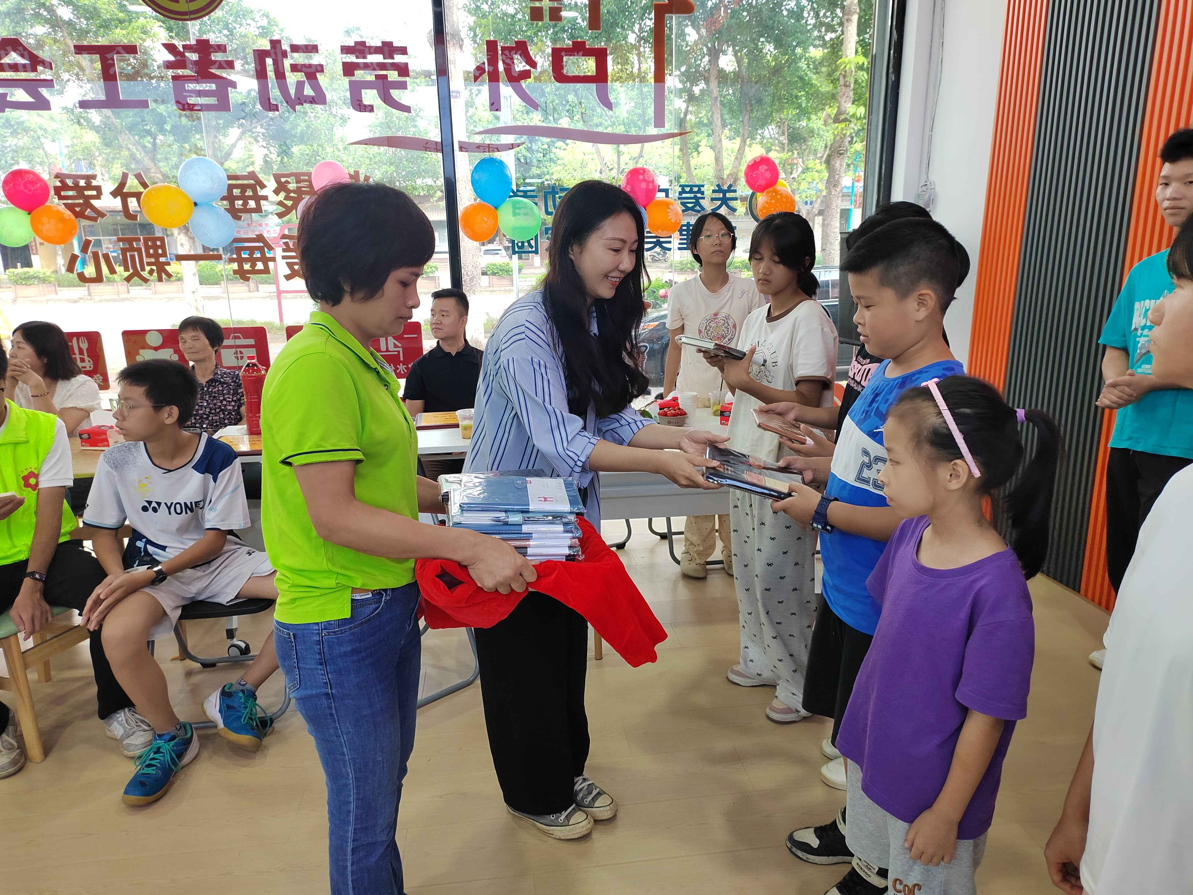 云城区妇联到云浮市新业态党群服务中心调研和开展家庭教育主题活动