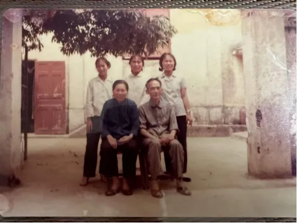 凌玉娣与丈夫曾煌、三个女儿合照