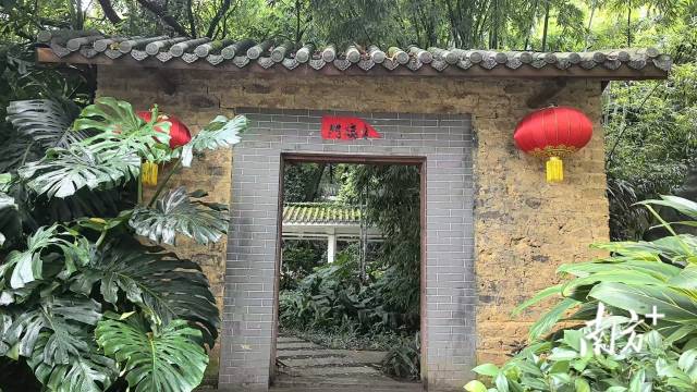 19日,越秀公园花卉馆中馆,“广东省传统文化促进会”牌匾已被摘除。 19日,越秀公园花卉馆中馆,“广东省传统文化促进会”牌匾已被摘除。