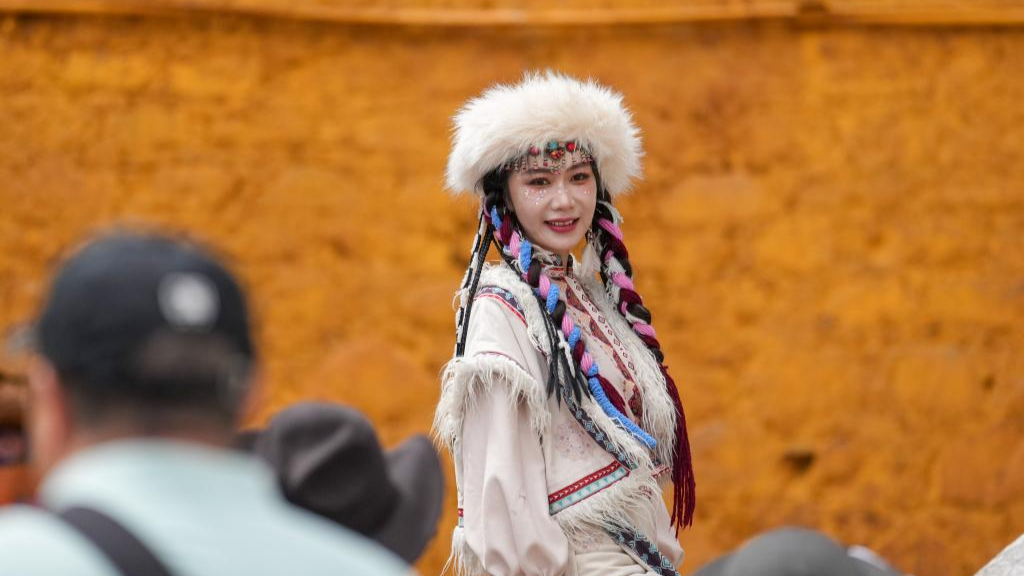 Tourists in Xizang adorn themselves in traditional Tiebtan costumes