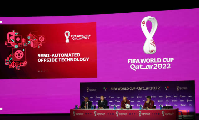 11月18日，国际足联足球技术与创新总监霍尔兹穆勒（左二）在通气会上介绍半自动越位识别技术。新华社发