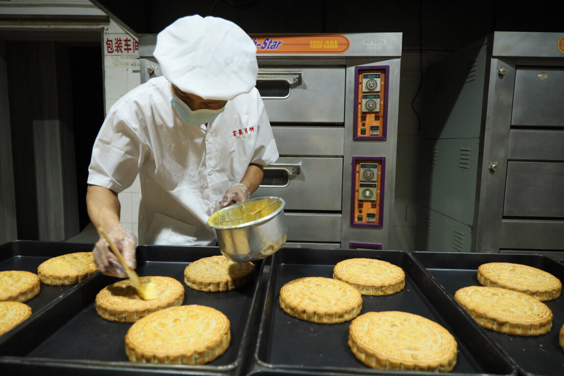云浮：月饼“抢鲜”上市 简装亲民受青睐