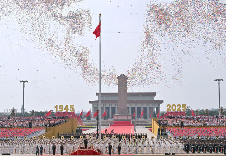 2025年9月3日，纪念中国人民抗日战争暨世界反法西斯战争胜利80周年大会在北京隆重举行。这是纪念大会现场放飞气球。新华社记者 李贺 摄