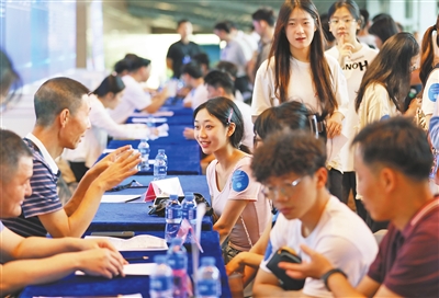 “百万英才汇南粤”网信人才招聘专场活动中,企业和应聘者双向奔赴。