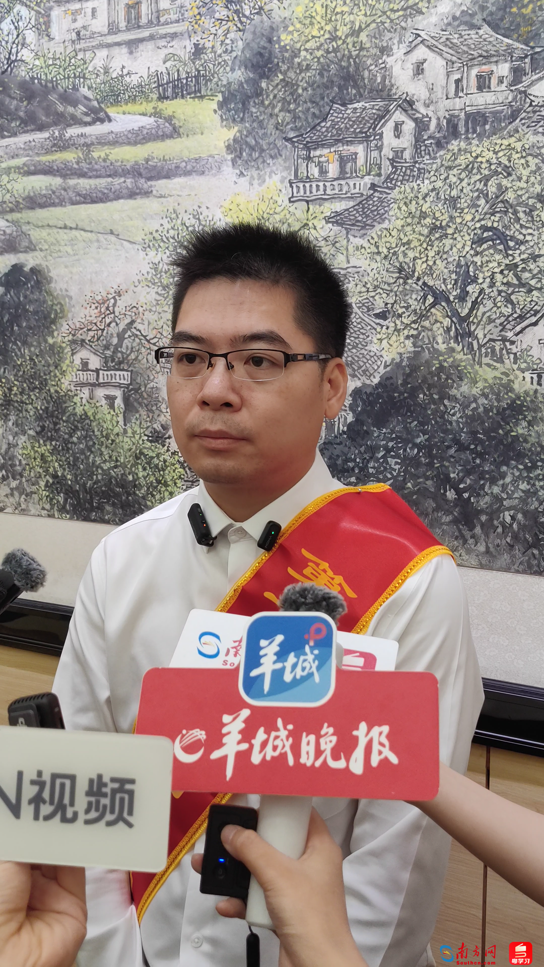 钟威接受媒体采访。