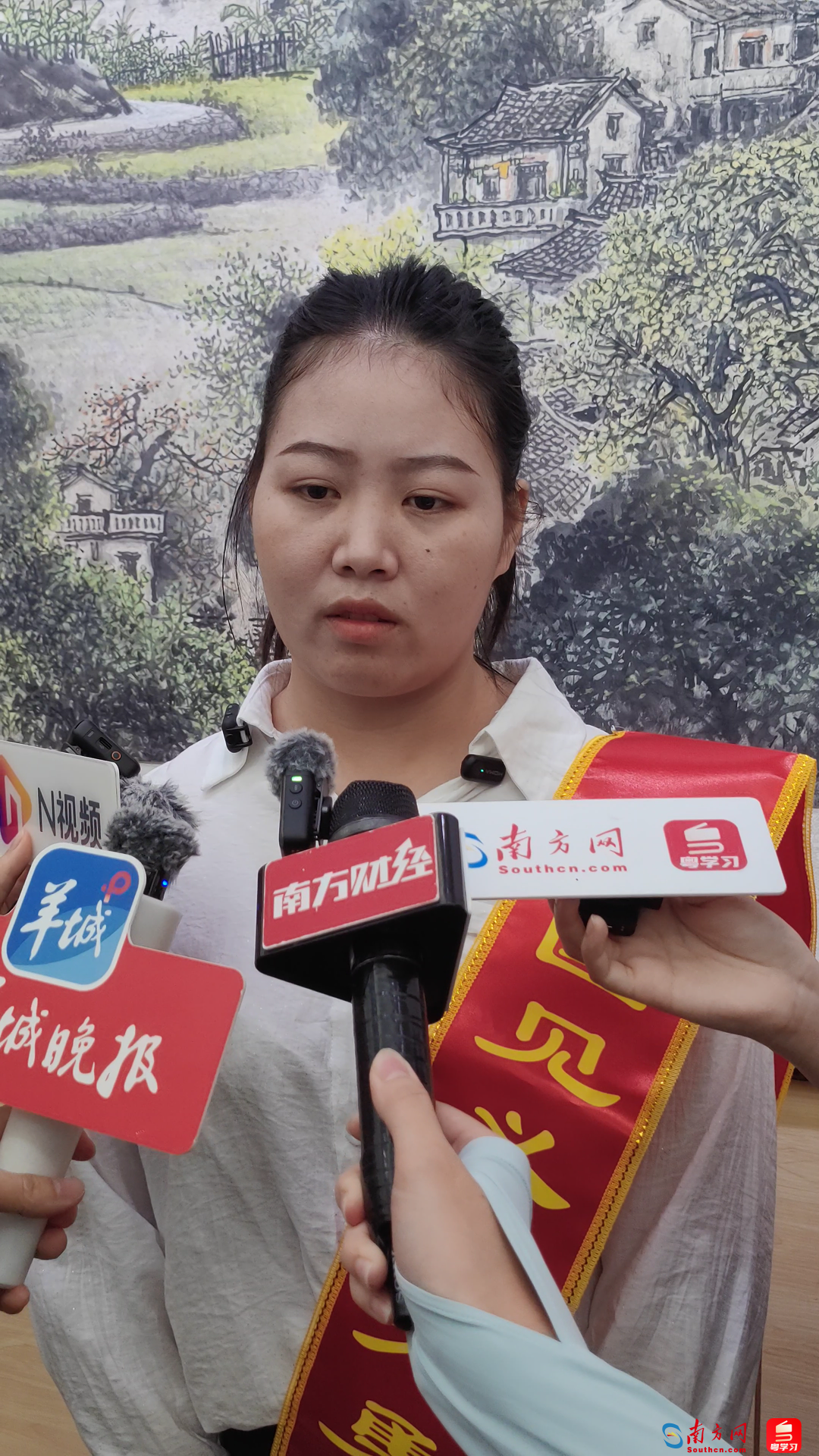刘小双接受媒体采访。