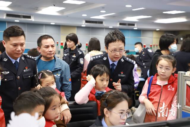 小记者们走进广州市公安局接处警大厅。