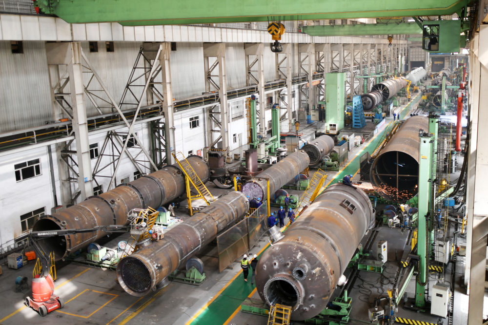 工人在哈电集团哈尔滨锅炉厂有限责任公司生产车间作业（2023年4月12日摄）。新华社记者 王建威 摄