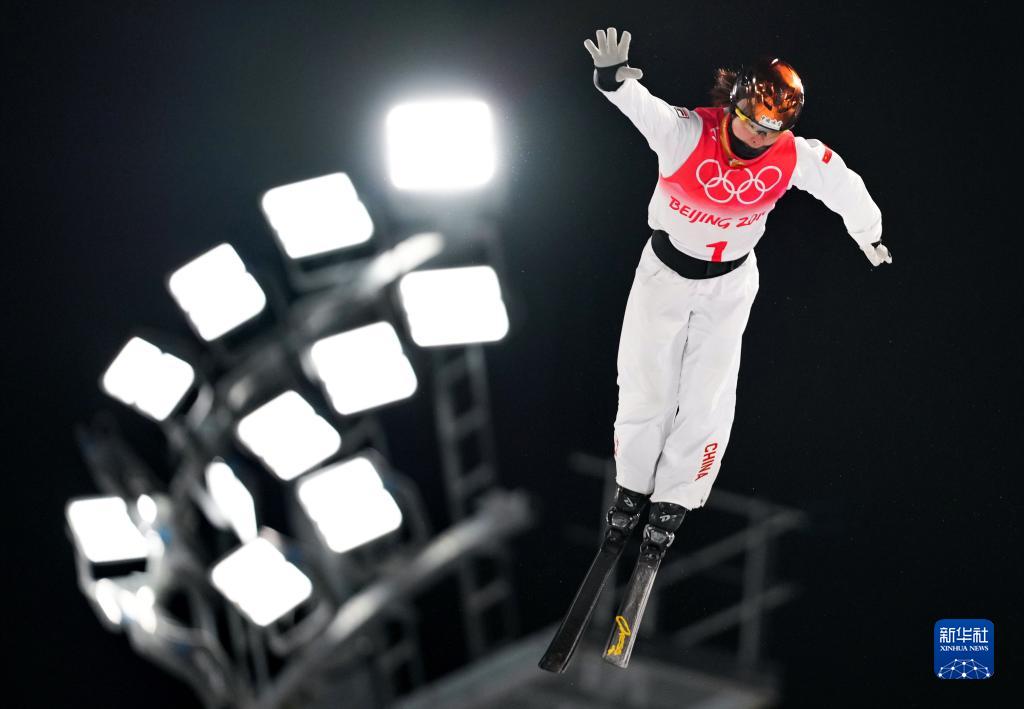　　徐梦桃在张家口云顶滑雪公园举行的北京2022年冬奥会自由式滑雪女子空中技巧决赛中（2022年2月14日摄）。新华社记者 牟宇 摄