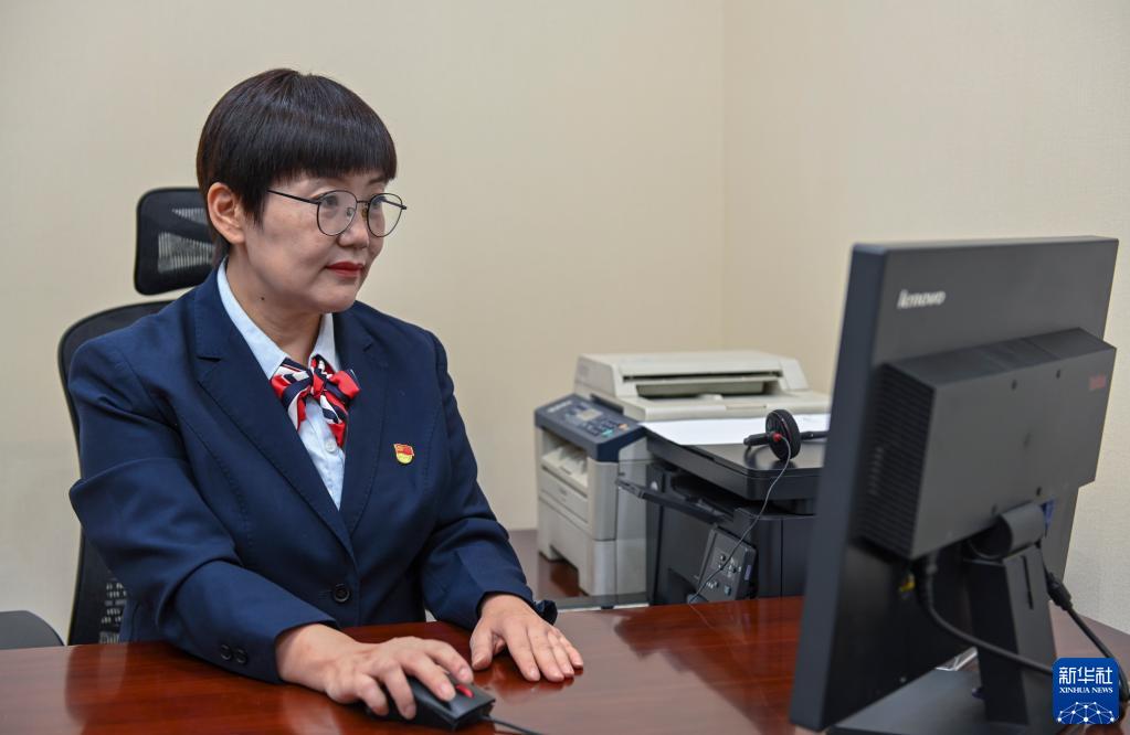 在中国工商银行新疆乌鲁木齐的一处营业网点，李鹏在办公室办公（2022年9月24日摄）。新华社记者 郝建伟 摄