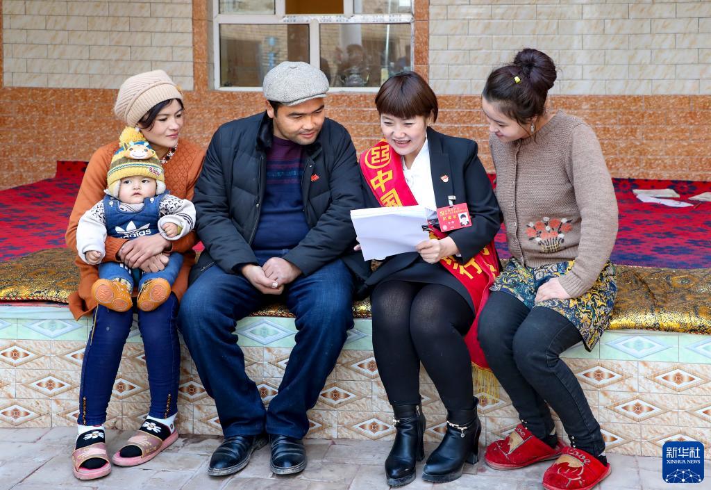 李鹏在新疆喀什地区疏勒县塔尕尔其乡塔尕尔其村向村民进行理论宣传（2017年12月摄）。新华社发