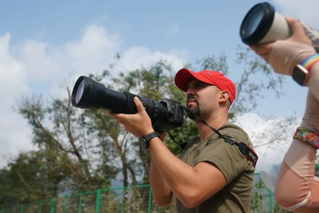 Cohen searches for animals with his telephoto camera in Baguang, photo by Liu Xudong. 

