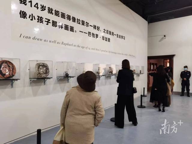 观众现场认真观展