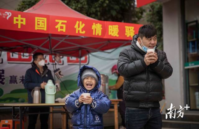 进入广西梧州后，黄炳东和小儿子捧着加油站提供的姜汤暖手。 
