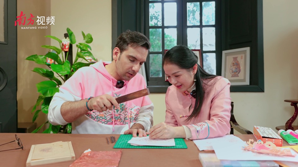 Explore the charm of Foshan paper cutting with Italian expat