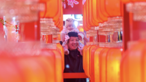 百年花市回归!广州越秀西湖花市开市首日迎来大客流,各式年花挑花眼 百年花市回归!广州越秀西湖花市开市首日迎来大客流,各式年花挑花眼