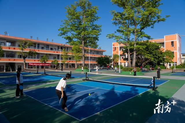 每逢下课，邓坊学校的匹克球场就会挤满了前来打球的学生。