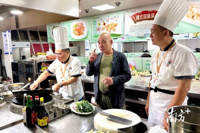 潮菜烹饪技艺非遗传承人钟成泉(中)现场授课。杨立轩 摄 潮菜烹饪技艺非遗传承人钟成泉(中)现场授课。杨立轩 摄