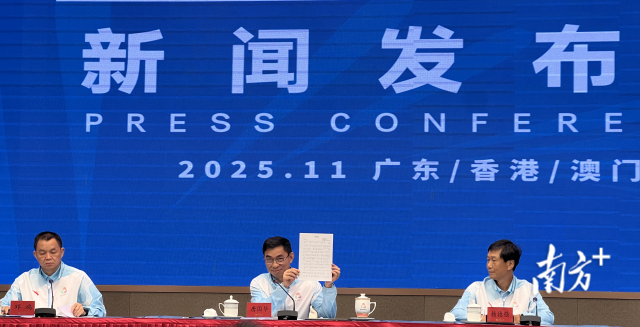 十五运会广东赛区执委会大型活动和志愿服务部副部长唐国华展示火炬传递主题歌曲《向光前行》曲谱。 《南方》杂志记者影子 拍摄   十五运会广东赛区执委会大型活动和志愿服务部副部长唐国华展示火炬传递主题歌曲《向光前行》曲谱。 《南方》杂志记者影子 拍摄