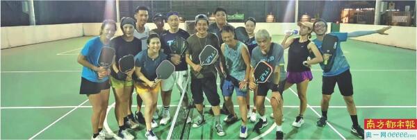 香港的匹克球爱好者平日里一起练球。